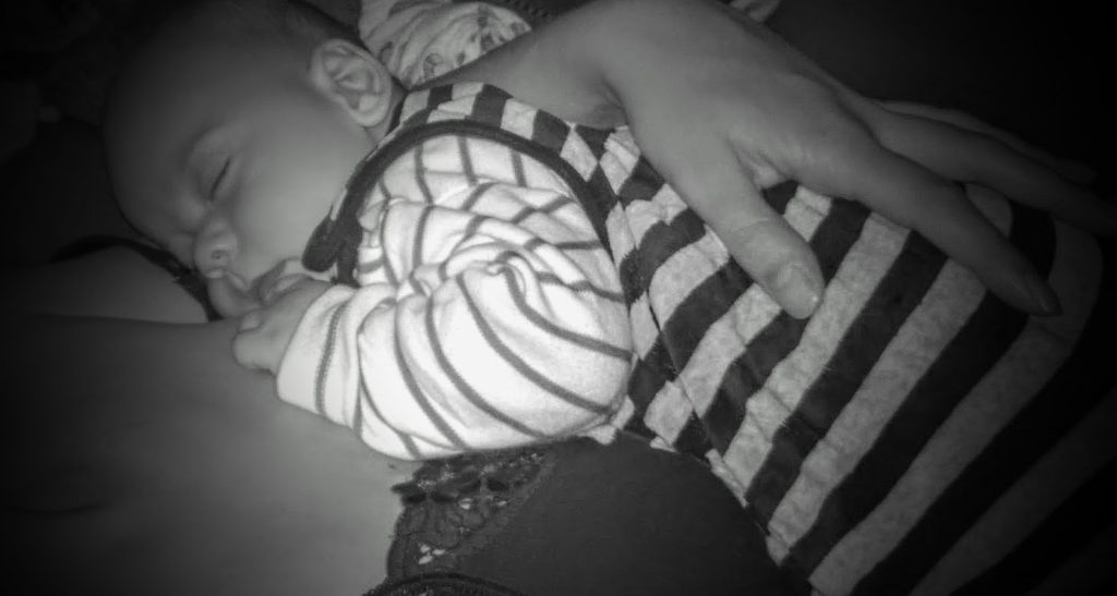 Baby schläft auf Brust ein