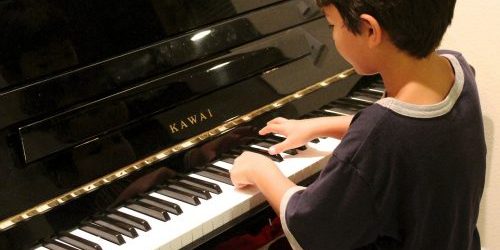 Junge_klavier